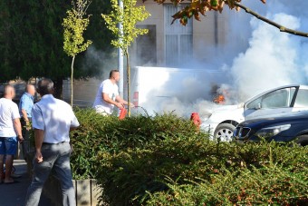Hős rendőr oltott el egy égő autót Nyíregyházán