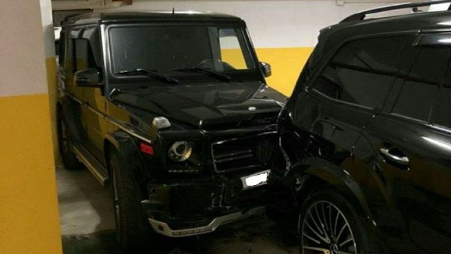 Képtelen balesetből lett milliós kár egy parkolóban 2