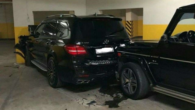 Képtelen balesetből lett milliós kár egy parkolóban 1