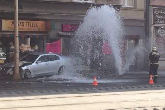 Tűzcsapot ütött ki egy BMW a Margit körúton, videó is készült az instant szökőkútról