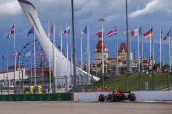 F1: Hat pilótát büntettek, ez lesz a rajtsorrend