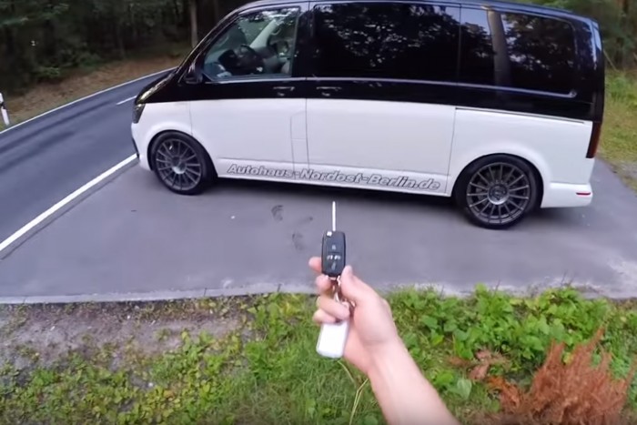 Ez a VW kisbusz szinte bárkit letakarít a belső sávból