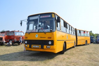 Gyönyörű Ikarusok és Rábák gyűltek össze egy templomromnál