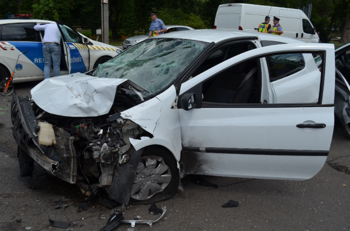 Pisztolyt rántott a balesetező 16 éves fiú Pesten