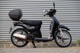 Öngyilkosság, vagy okos húzás - robogóval a városban