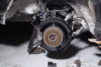 Ez történik, ha a féket és gázt egyszerre nyomod