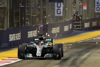 F1: Hamilton iskolázott a szingapúri időmérőn