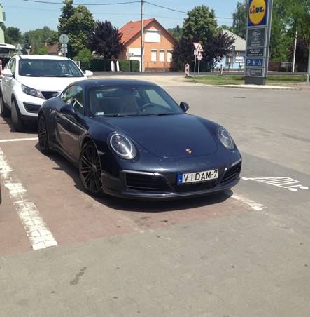 Mindenkinek azt kívánjuk, ami ennek a hazai Porschének a rendszáma 1