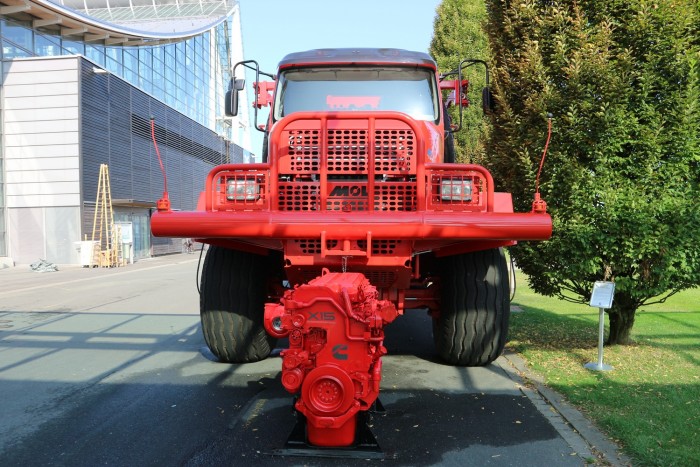 Ilyen egy 230(!!!) tonnás teherautó