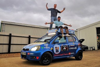 Angliából Japánba egy városi sportkocsival