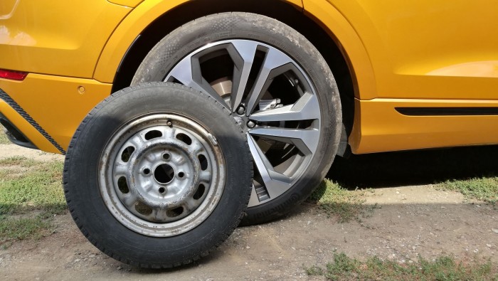 A nap képe: így fest egy 22 colos kerék a 13 colos mellett 1 | Vezess A nap képe: így fest egy 22 colos kerék a 13 colos mellett 1