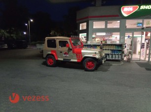 Hollywoodi filmes legendát fotóztunk egy hazai benzinkúton