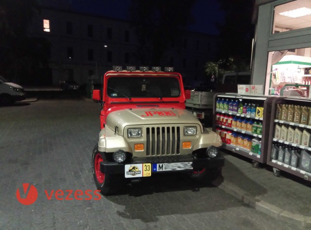 Hollywoodi filmes legendát fotóztunk egy hazai benzinkúton 2