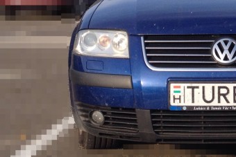 Ez itt egy igazán menő, magyar egyedi rendszám