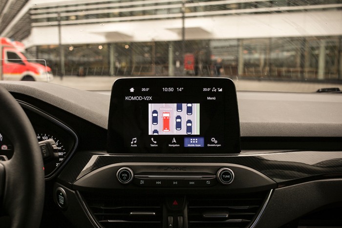 Itt a jövő: szól az autó, ha szirénázó jármű jön