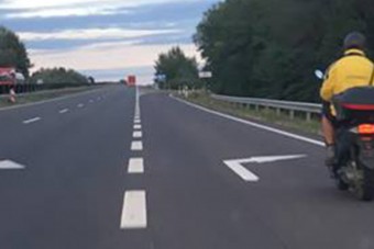 Életveszélyes mutatványt fotóztak az M3-ason