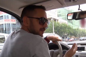 Majka lámpától lámpáig gyorsulgat és osztja a kúpokat, persze csak poénból