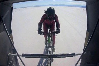 295 km/órával tekert a háromgyerekes anya