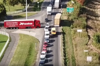 Hazai mentőt még nem láttunk így vonulni, az autósok is ügyesek voltak
