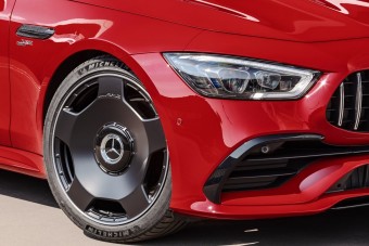 Micsoda retró felnit villantott a Mercedes-AMG!