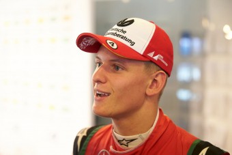 Mit csinált a kis Schumacher a Nürburgringen!