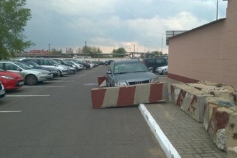 Betontömbökkel büntették a szabálytalan autóst