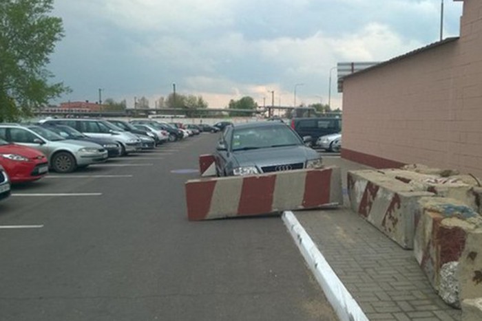 Betontömbökkel büntették a szabálytalan autóst