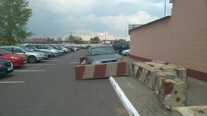 Betontömbökkel büntették a szabálytalan autóst 1