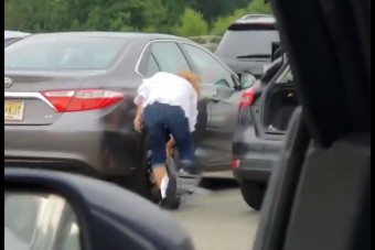 Szívből sajnáljuk a hölgyet, aki 7 percen keresztül küzd a tolatással