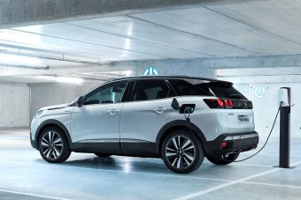 Jönnek a konnektoros hibrid Peugeot-k