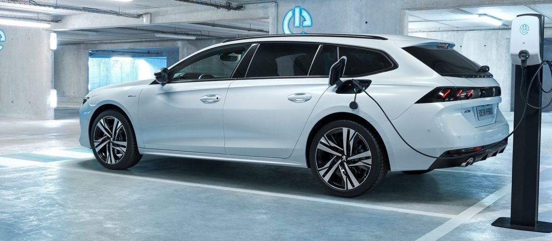 Jönnek a konnektoros hibrid Peugeot-k