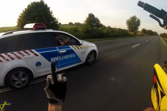 Egy keréken csapatott egy magyar motoros, majd bemutatott a rendőröknek és elmenekült