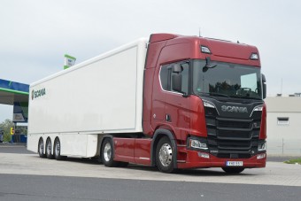 Szereti a terhelést a Scania V8-asa