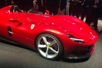 Együléses utcai sportkocsit mutat be a Ferrari