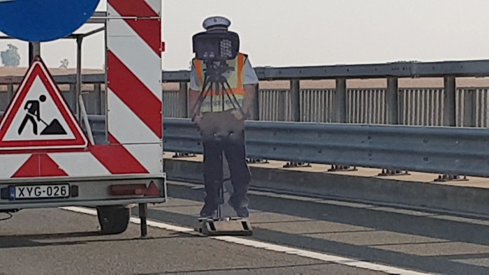 Olyan traffipaxot raktak ki az M6-osra, hogy többen lehidaltak 1 | Vezess Olyan traffipaxot raktak ki az M6-osra, hogy többen lehidaltak 1