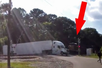 Kettévágta a vonat a teherautót