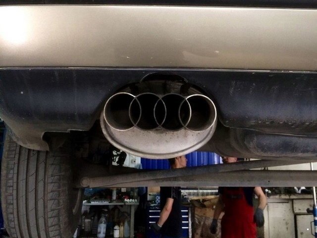 20 fotó bizonyítja, hogy az egész autót el lehet rondítani egy őrült kipufogóval 9