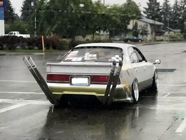 20 fotó bizonyítja, hogy az egész autót el lehet rondítani egy őrült kipufogóval 11