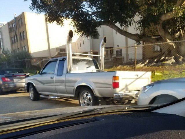 20 fotó bizonyítja, hogy az egész autót el lehet rondítani egy őrült kipufogóval 16