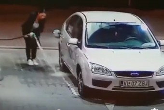 Tragédia, amit ez a nő a benzinkúton művel