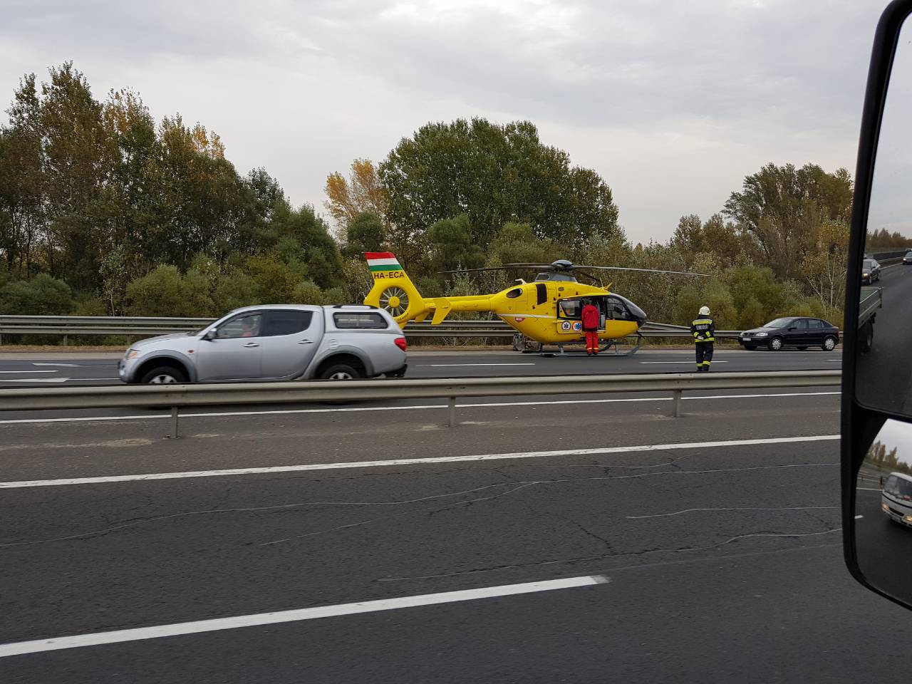 Súlyos tömegkarambol az M0-son, helikopter jött 1