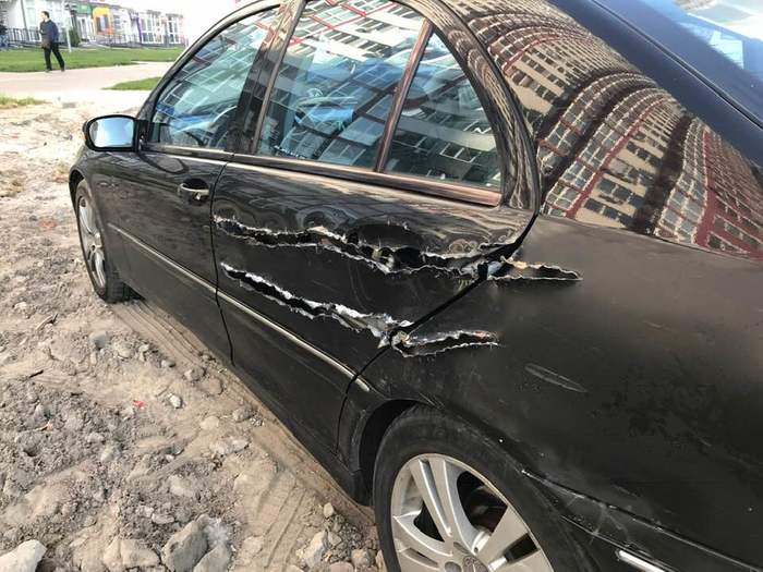 Mintha egy filmbéli vadállat tépte volna fel ezt a Mercedest 3