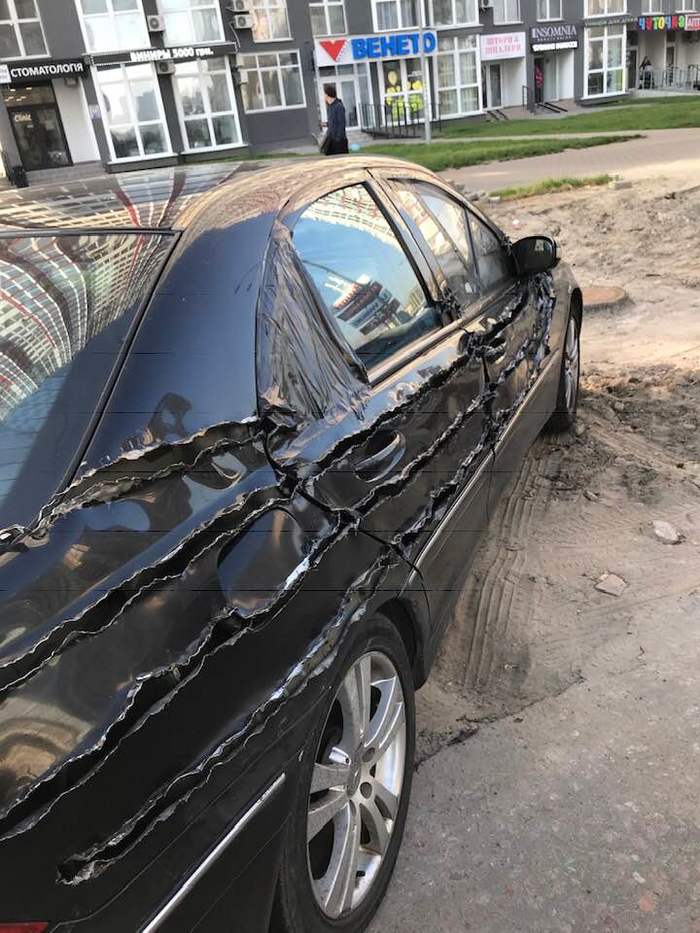 Mintha egy filmbéli vadállat tépte volna fel ezt a Mercedest 2