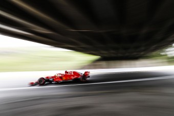 F1: A Mercedesnek gyanús a Ferrari tempója