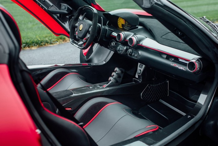 Egyszerre két LaFerrarira is lecsaphat, akinek nagy a malacperselye 6 | Vezess Egyszerre két LaFerrarira is lecsaphat, akinek nagy a malacperselye 6