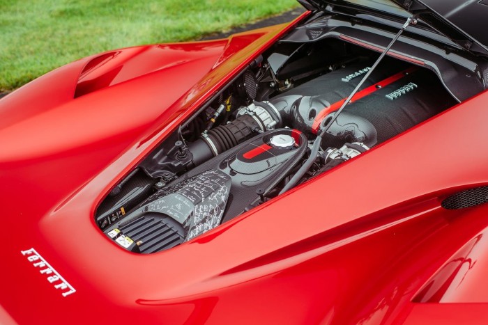 Egyszerre két LaFerrarira is lecsaphat, akinek nagy a malacperselye 7 | Vezess Egyszerre két LaFerrarira is lecsaphat, akinek nagy a malacperselye 7