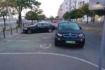 Elsőre azt hinnéd, ez a bunkó parkolás netovábbja, közben a BMW-s a bosszúálló áldozat