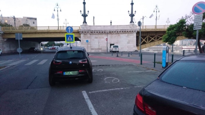 Elsőre azt hinnéd, ez a bunkó parkolás netovábbja, közben a BMW-s a bosszúálló áldozat 2 | Vezess Elsőre azt hinnéd, ez a bunkó parkolás netovábbja, közben a BMW-s a bosszúálló áldozat 2