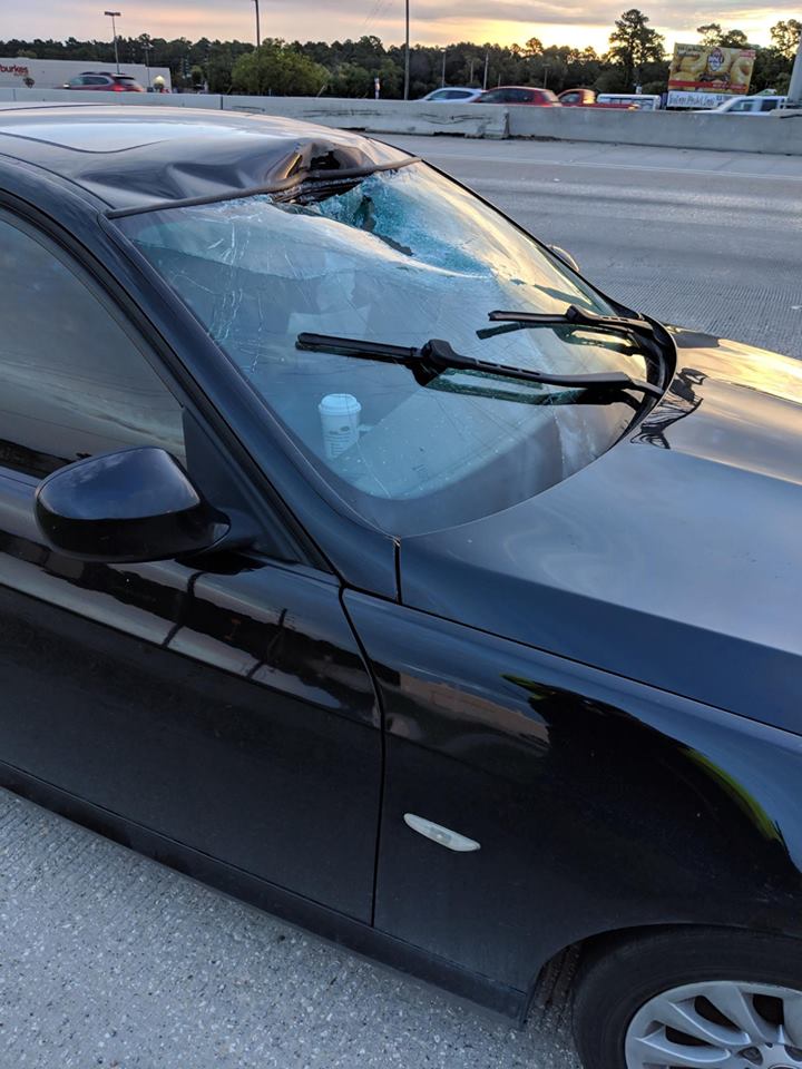 Elszabadult vonóhorog robbant bele egy autóba 1