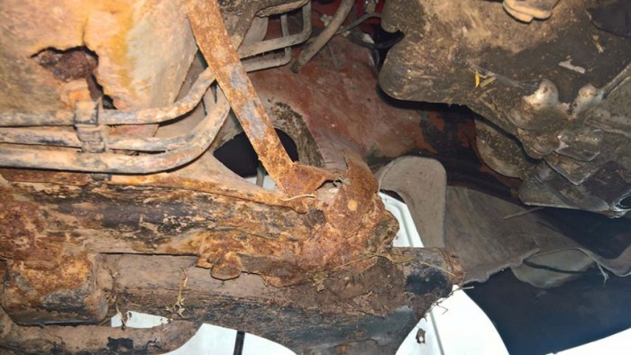 Őrület, mit fotóztak egy szitává rohadt magyar Suzuki alatt 4